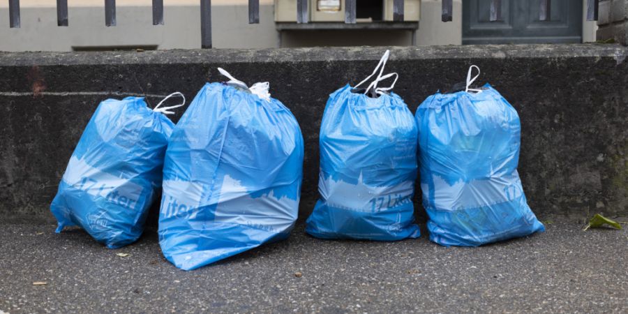 Die Solothurner Gemeinden dürfen nicht in zu früh an den Strassenrand gestellten Kehrichtsäcken nach Adressinformationen suchen. Darauf hat die kantonale Datenschützerin die Gemeind...
