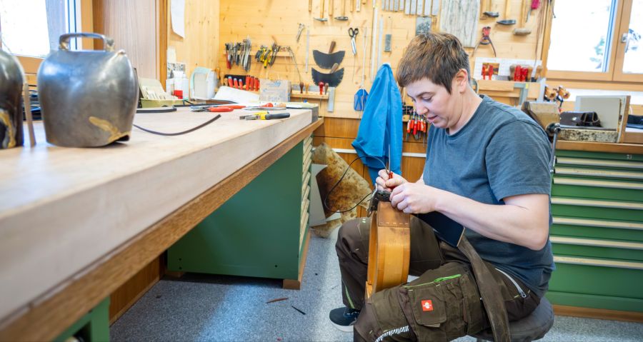 Tochter Angela Blaser, die sich um Pferdegeschirre, das Lasergerät und die Arbeitseinteilung der Mitarbeitenden kümmert.