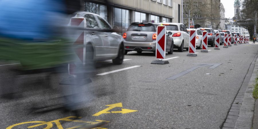 Weil die Baustelle nur befristet ist, kämpft die Stadt Zürich nicht weiter um ihr Verkehrsregime am Neumühlequai. (Archivbild)