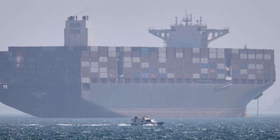 ARCHIV - Ein Containerschiff liegt in der Straße von Hormus vor Anker. Foto: Amirhosein Khorgooi/ISNA/AP/dpa