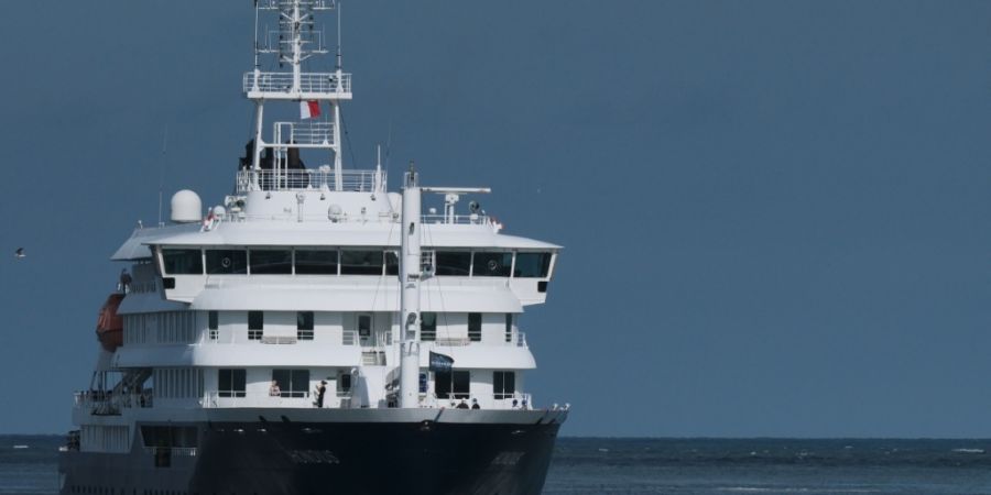 ARCHIV - Das Kreuzfahrtschiff «Hondius» läuft Mitte Mai in den Hafen von Rotterdam ein. Foto: Patrick Post/AP/dpa (Archivbild)