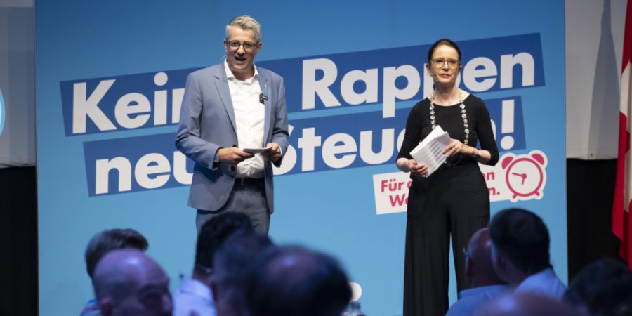 Die Co-Leitung der FDP Schweiz während ihrer Begrüssung an der Delegiertenversammlung in Solothurn: Ständerat Benjamin Mühlemann und Nationalrätin Susanne Vincenz-Stauffacher.