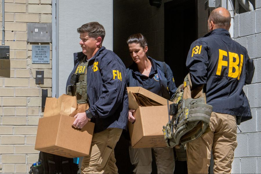 Die Ermittlungen des FBI dauern weiterhin an.
