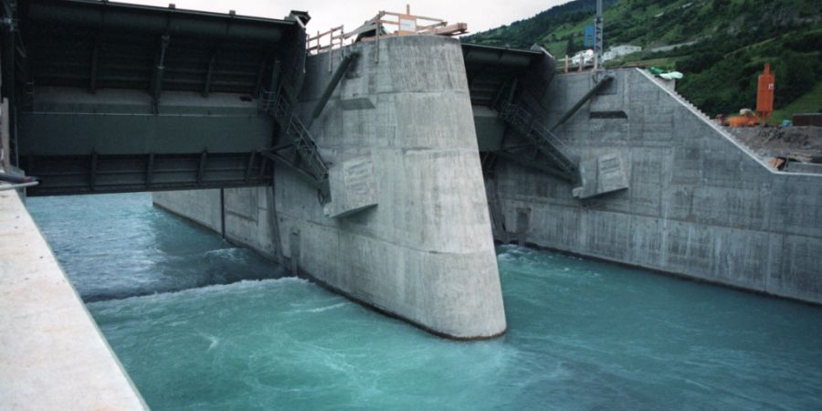 Blick auf die Schleusen des Unterengadiner Kraftwerkes Pradella am Inn. Aufgrund einer Störung gelangte Öl in den Fluss. (Archivbild)