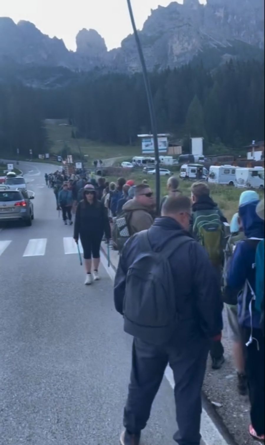 Die Infrastruktur Rund um die Dolomiten scheint nicht für diese Masse an Menschen gemacht zu sein.