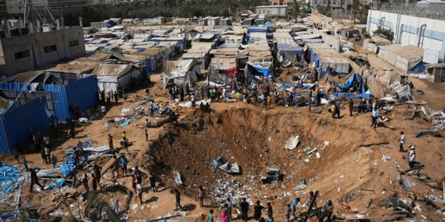 dpatopbilder - Palästinenser begutachten den Ort eines israelischen Luftangriffs. Foto: Abdel Kareem Hana/AP/dpa