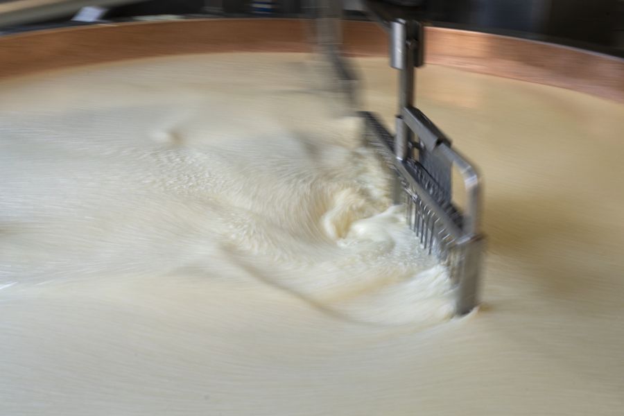 Rohmilch ist Milch, die nach dem Melken lediglich gefiltert und gekühlt wird. Sie wird nicht erhitzt. (Symbolbild)