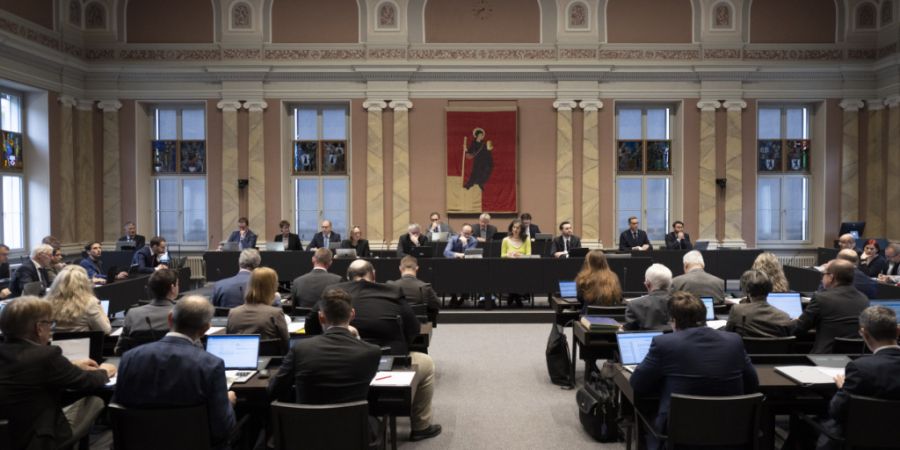 Die SVP ist mit neu 24 von 60 Sitzen klar die stärkste Kraft im Glarner Kantonsparlament. (Archivbild)
