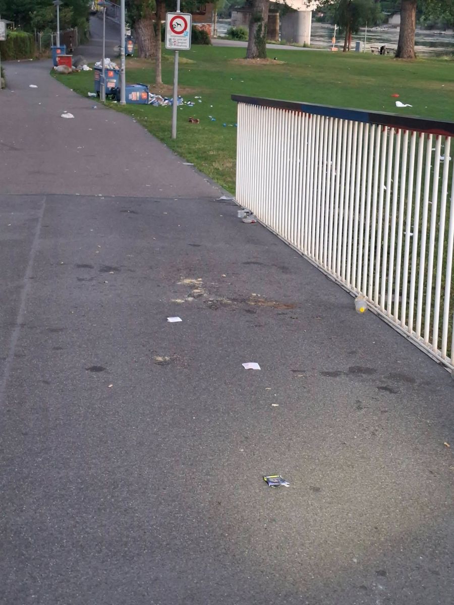 An mehreren Orten gab es zudem Spuren von Erbrochenem.