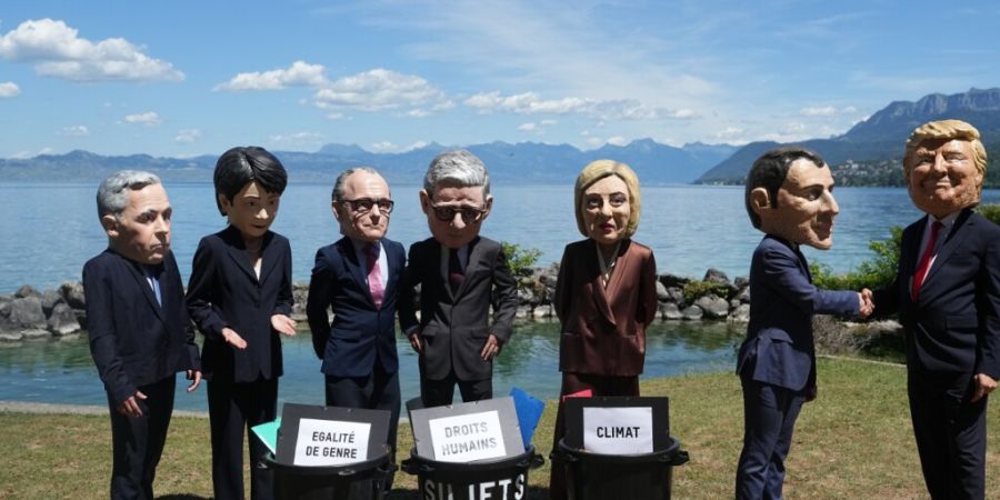 Satirische Figuren der Hilfsorganisation Oxfam mit den Köpfen der G7-Staats- und Regierungschefs vor dem G7-Gipfel in Evian-les-Bains.