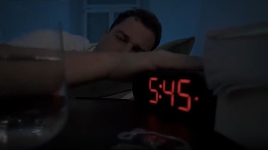Ein Mann schläft im Video der FDP noch tief, bevor er kurz vor sechs Uhr mit der Hand auf den Wecker haut.