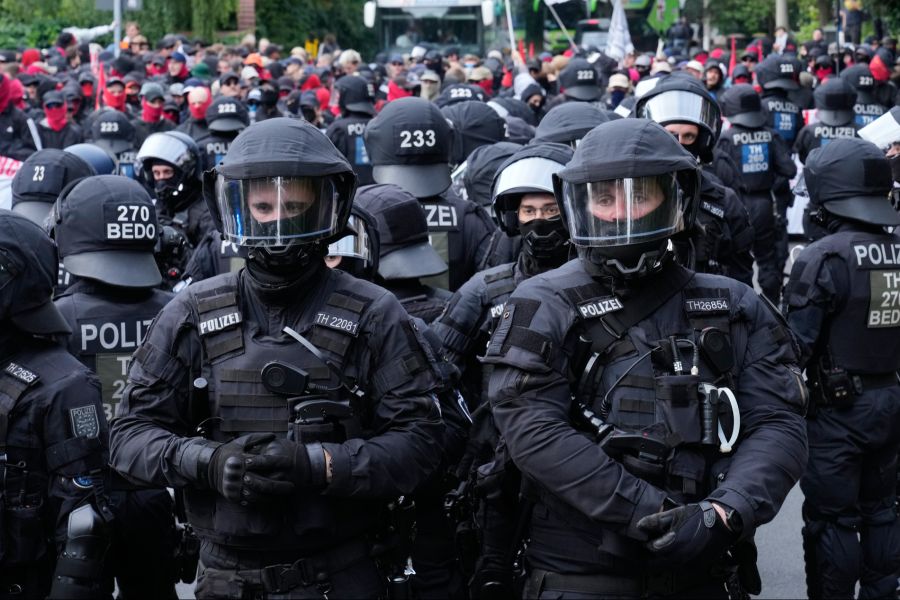 Die Polizei während der Proteste in Erfurt.