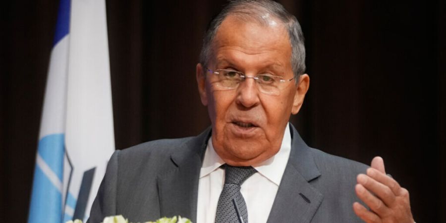 ARCHIV - Der russische Außenminister Sergej Lawrow hält in Moskau anlässlich des Schuljahresbeginns, der als «Tag des Wissens» bekannt ist, eine Rede vor Studierenden der MGIMO (St...