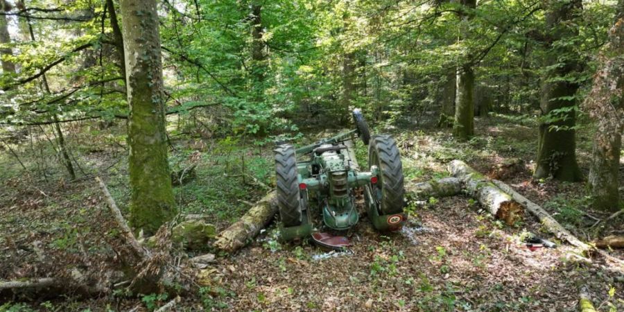 Ein 67-jähriger Mann ist bei einem Traktorunfall in einem Wald bei Rothenfluh BL schwer verletzt worden. Er wurde unter dem umgestürzten Fahrzeug eingeklemmt.