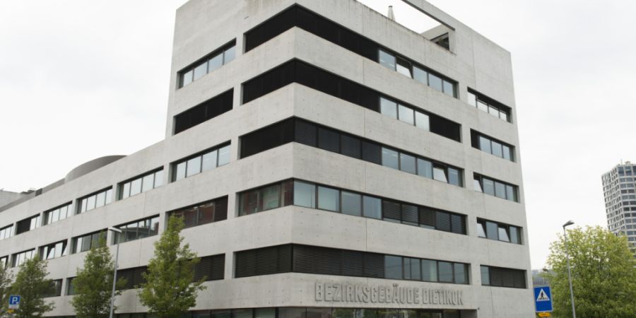 Das Bezirksgericht Dietikon verurteilte am Freitag eine 48-jährige Pflegehelferin wegen gewerbsmässigen Diebstahls. (Symbolbild)