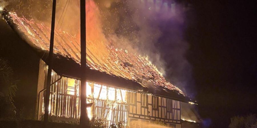 Ein leerstehendes Bauernhaus in Windlach im Zürcher Unterland brannte in der Nacht auf Samstag vollständig aus. Verletzt wurde niemand.