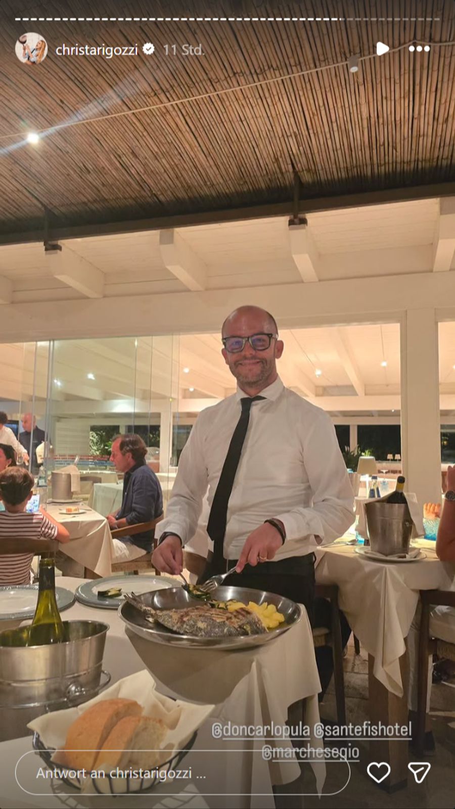 Abends ist die Familie zurück im Hotel. Auch hier wird beste Verpflegung geboten.