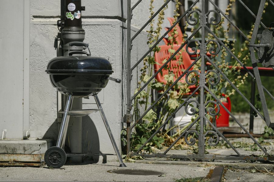 Es kommt auch vor, dass Leute ihre Nachbarn verpetzen, die im Garten grillen. (Symbolbild)