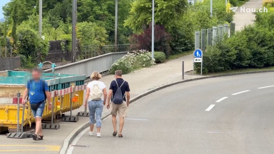 Fussgänger müssen deshalb auf die Strasse ausweichen.