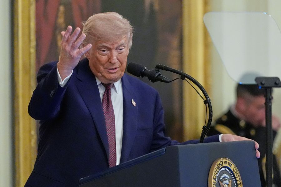 Donald Trump erzählt, er habe Israel gesagt, dass sie sich beruhigen müssten.