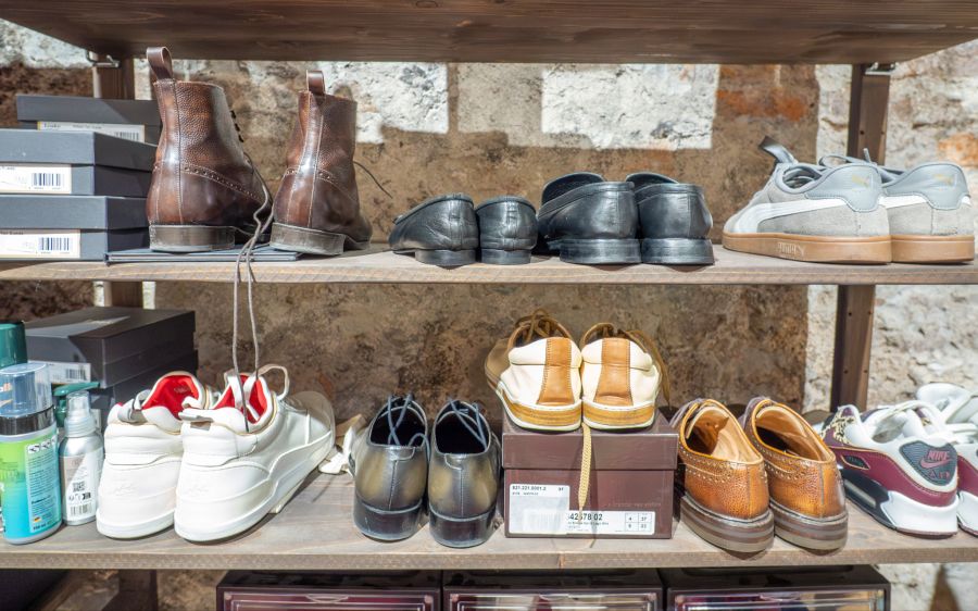 Von Leder-, Kunstleder- oder Stoffschuhen bis hin zu Sneakers: für jeden Schuh gibt es bei Swiss Show Care die richtigen Pflegeprodukte und Reinigungsmethoden.