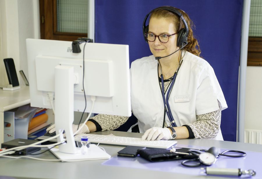 Dabei erhielt die hälfte der Teilnehmenden eine herkömmliche Behandlung, die andere Hälfte eine Behandlung mit Telemedizin.
