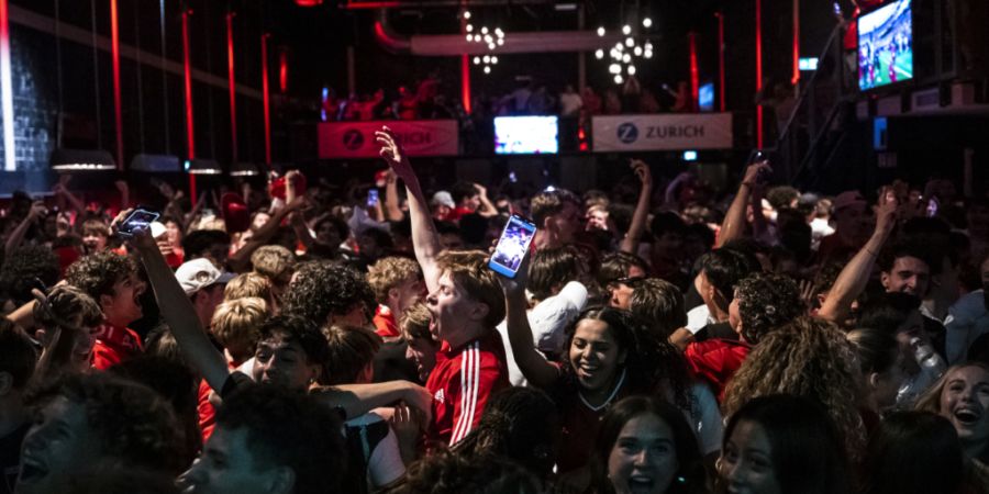 Stadtzuger Gastrobetriebe können den WM-Viertelfinal der Schweiz gegen Argentinien in der Nacht vom Samstag auf Sonntag um 3 Uhr in der Früh übertragen. (Symbolbild)
