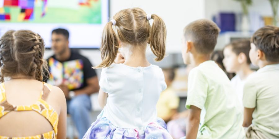 Lehrerinnen und Lehrer im Kanton Zürich sollen mehr Zeit für Extra-Arbeiten wie Elterngespräche oder Lagervorbereitungen erhalten. FDP, SVP sowie 99 Gemeinden und Städte sind aus Ko...