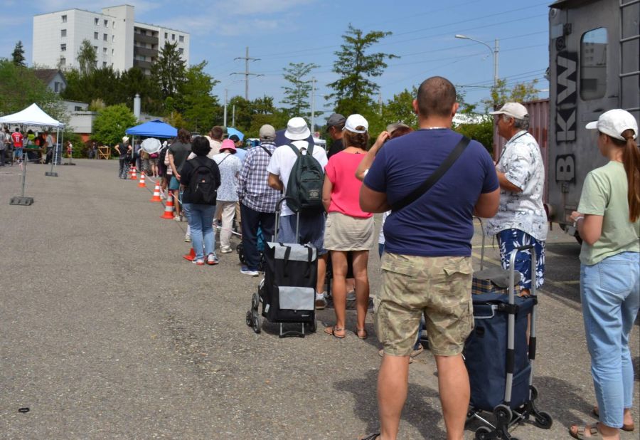Auf dem Areal im Holzerhurd in Affoltern bilden sich lange Warteschlangen.