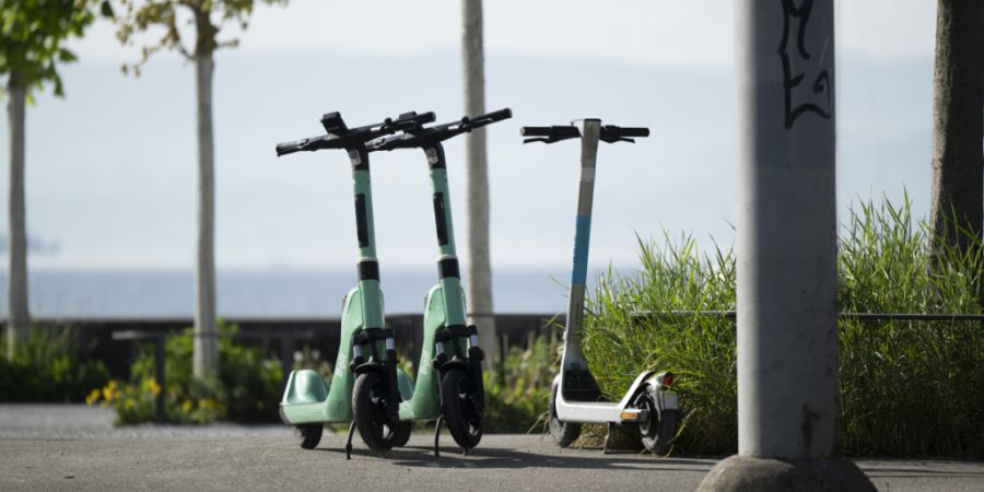 Nach der Fahrt dürfen E-Trottinetts auf dem Trottoir parkiert werden - darauf fahren ist aber strikt verboten und kann mit 40 Franken gebüsst werden. (Archivbild)