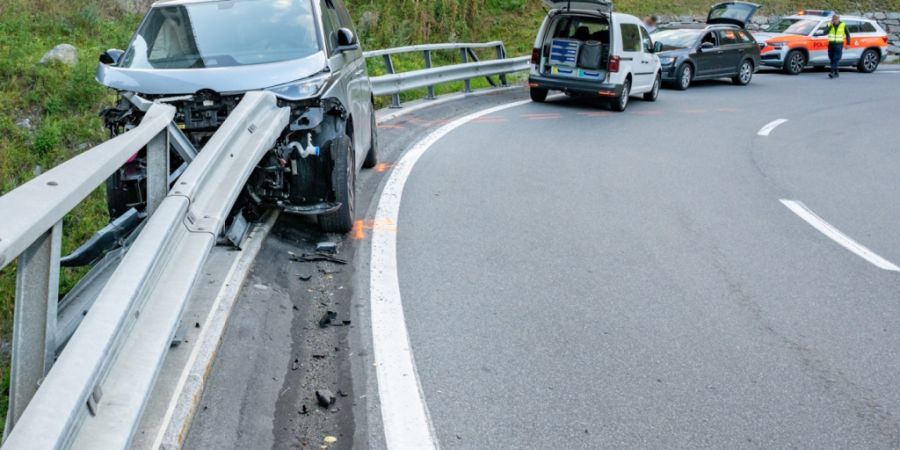 Das Auto kollidierte heftig mit einer Leitplanke.