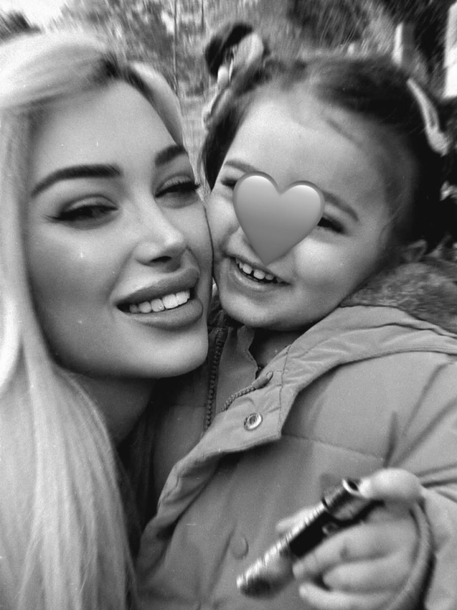 Ariel mit ihrer zweijährigen Tochter Ileyna.
