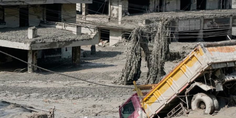 dpatopbilder - Nach den Sturzfluten entlang des Trishuli-Flusses im nepalesischen Distrikt Nuwakot sind beschädigte Häuser und Fahrzeuge zu sehen. Eine massive Sturzflut in Nepal hat ...