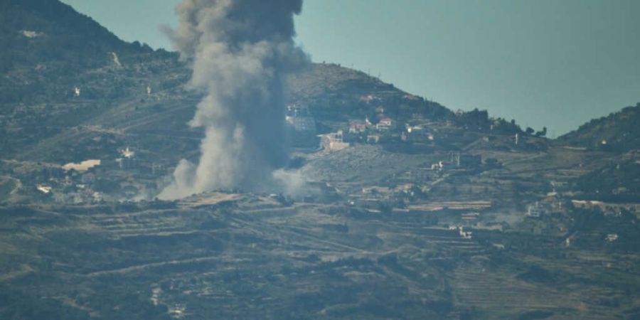 ARCHIV - Nach einem israelischen Militärschlag im Südlibanon steigt Rauch in den Himmel auf - aufgenommen vom Norden Israels aus. Das israelische Militär greift weiter im Libanon an....