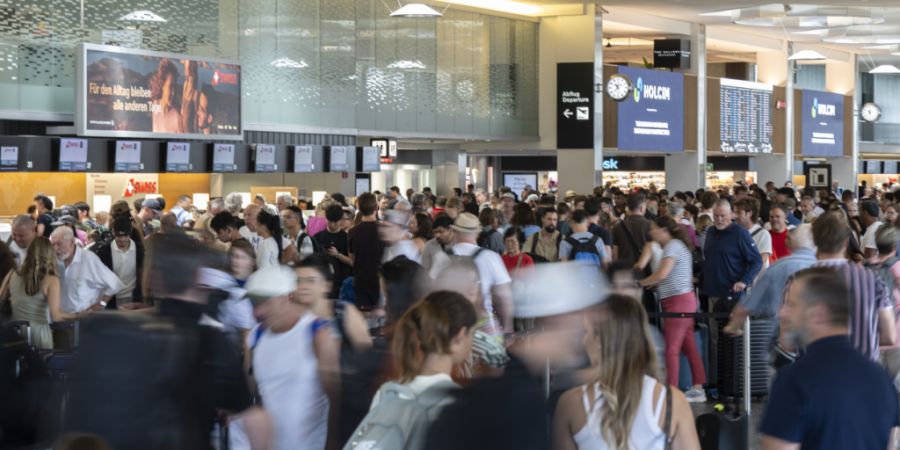 Die Warteschlangen vor den Check-In-Schaltern am Flughafen Zürich waren zum Ferienstart lange.