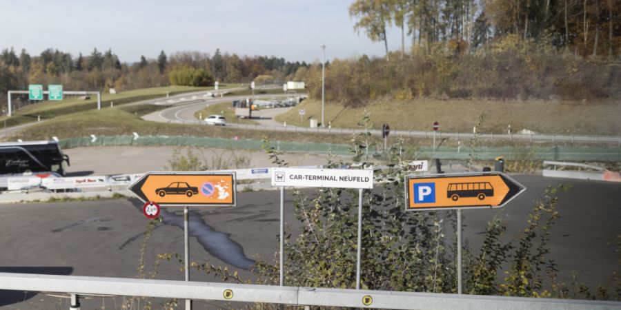 Das 2009 in Betrieb genommene Carterminal-Provisorium der Stadt Bern beim Autobahnanschluss Neufeld steht seit jeher in der Kritik. (Archivbild)