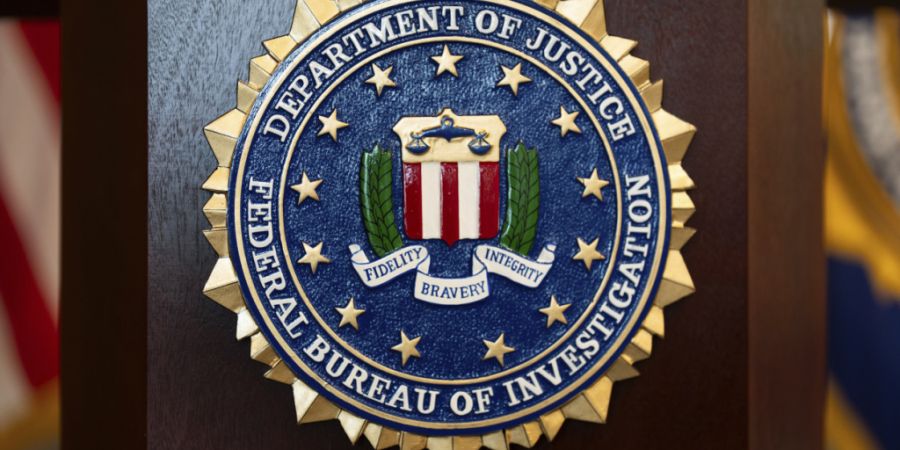 ARCHIV - Ein Siegel des Federal Bureau of Investigation (FBI). Foto: Jenny Kane/AP/dpa