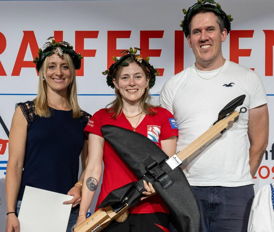 Schützenkönig-Ausstich 2026, von links, Irène Beyeler (2.), Joëlle Baumgartner (1.) und Jürg Ebnöther
(3).