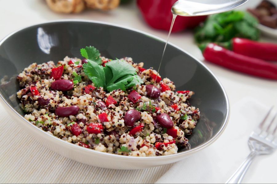 Magnesium, Protein, Eisen, Kohlenhydrate – Es lohnt sich, Quinoa in die eigene Ernährung zu integrieren.