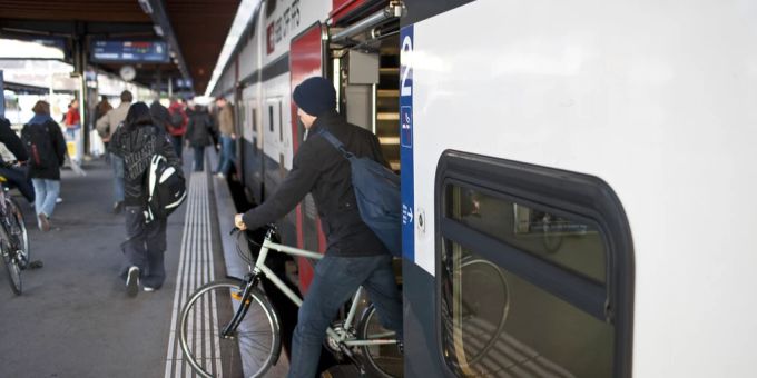 Die Anzahl der Veloplätze in Zügen ist laut dem Verkehrsclub der Schweiz weiterhin zu gering. (Symbolbild) Velo Zug