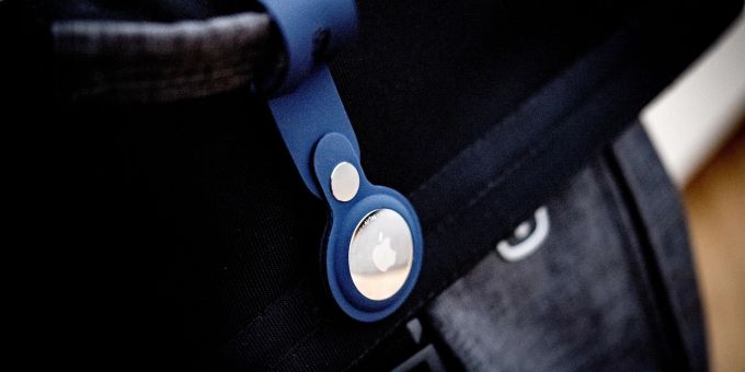Ein Bluetooth-Tracker an einer Tasche. Die IT-Riesen Apple und Google wollen mit einer gemeinsamen Initiative den Missbrauch von kleinen Bluetooth-Ortungsgeräten für unerwünschtes Tracking von Personen verhindern. tracking