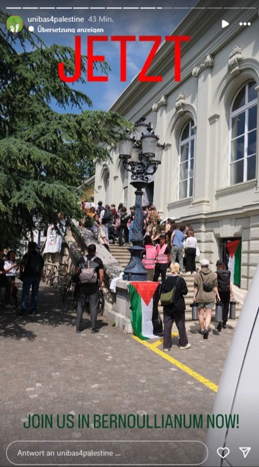 «Keine Kooperation mit Israel an der Uni Basel - für ein Ende des Genozid!», fordern die Teilnehmenden auf Instagram.