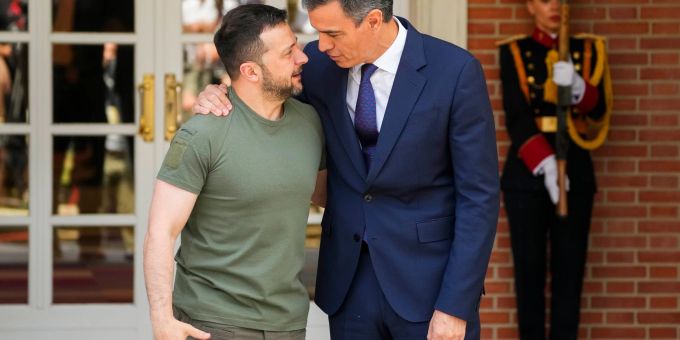 Der ukrainische Präsident Wolodymyr Selenskyj wird von Spaniens Ministerpräsident Pedro Sánchez empfangen. Der ukrainische Präsident Wolodymyr Selenskyj wird von Spaniens Ministerpräsident Pedro Sánchez empfangen.