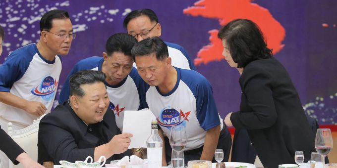 Nordkoreas Machthaber Kim Jong Un hatte angekündigt, sein Land werde in diesem Jahr drei weitere Aufklärungssatelliten starten lassen. Nordkoreas Machthaber Kim Jong Un hatte angekündigt, sein Land werde in diesem Jahr drei weitere Aufklärungssatelliten starten lassen.