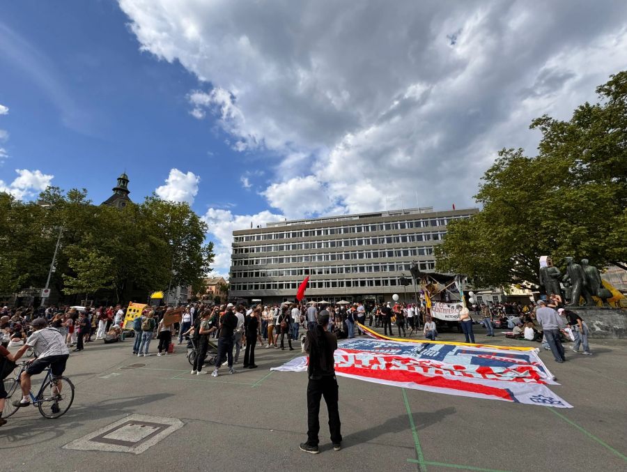 Zu Ende ging die Demo gegen 17.30 am Helvetiaplatz.