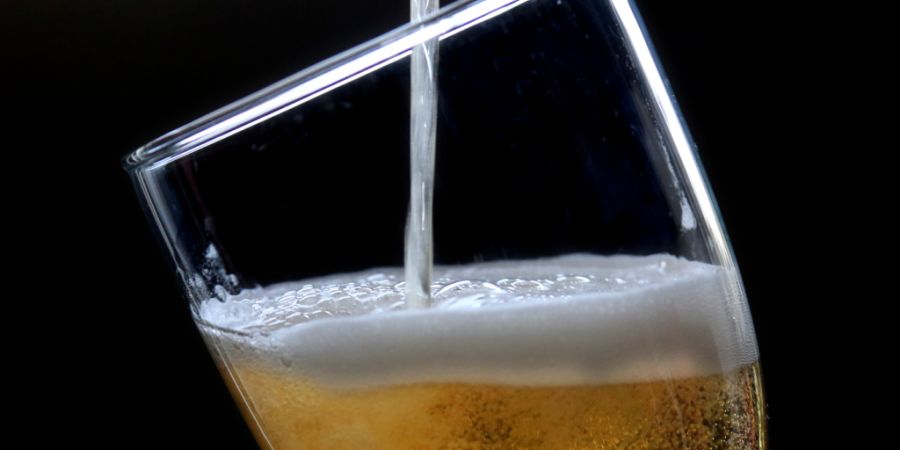 Fast 1500 Kisten Bier landeten bei einem Verkehrsunfall in Deutschland in einem Grünstreifen auf der Autobahn. (Themenbild)