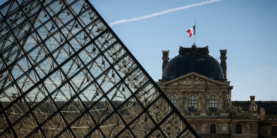 ARCHIV - Die französische Flagge weht auf dem Louvre-Museum. Der Louvre hat wegen der Proteste in Frankreich seine Türen zu Beginn der Woche nicht wie gewohnt geöffnet. Foto: Thomas ...