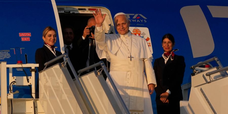 Papst Leo XIV. steigt am internationalen Flughafen Leonardo da Vinci in Fiumicino in ein Flugzeug nach Paris, um einen viertägigen Pastoralbesuch in Frankreich zu absolvieren. Foto: Al...