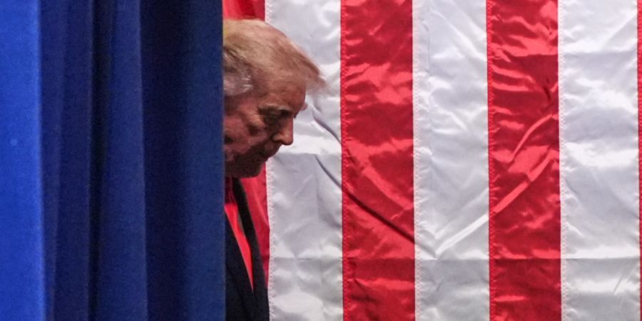 ARCHIV - US-Präsident Donald Trump trifft in Wasilla, Alaska, zu einer Wahlkampfveranstaltung ein. Foto: Alex Brandon/AP/dpa