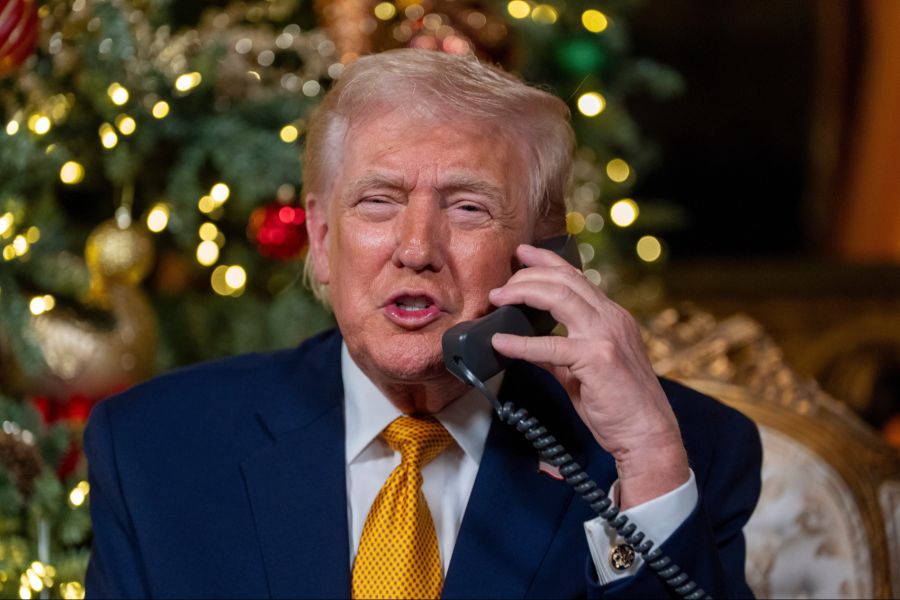 Donald Trump rief Jensen Huang auf der Bühne an.